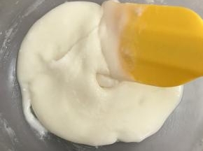 一点点加入柠檬汁，拌匀。当用刮刀刮起糖霜，滴落的糖霜几秒内变得平整，糖霜即调制完成。