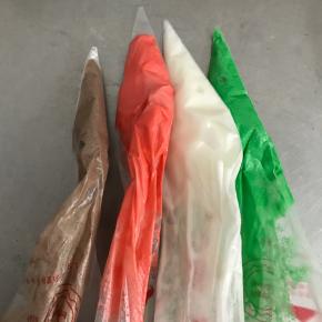 将糖霜分成4份，分别加入色素拌匀。装入裱花袋中。