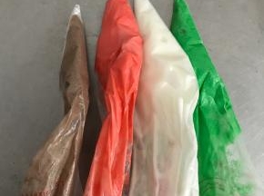 将糖霜分成4份，分别加入色素拌匀。装入裱花袋中。