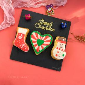 分别装饰在蛋糕表面。两种不同颜色的糖霜，应先等底色糖霜变干后再画另一个颜色。