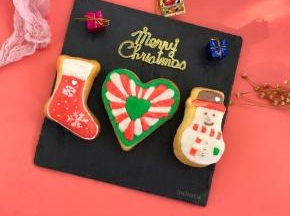 分别装饰在蛋糕表面。两种不同颜色的糖霜，应先等底色糖霜变干后再画另一个颜色。