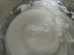 时刻观察蛋白的状态，打至湿性状态也就是提起打蛋器呈现小弯钩状态就好了，不能打到干性，否则最后卷的时候蛋糕会裂