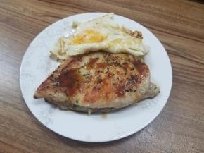 在表面淋上油醋汁，非常简单的家常版水煎鸡排就完成了