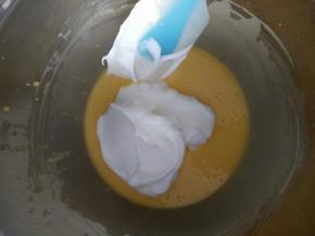 接下来混合蛋糕糊，先取适量蛋白霜到蛋黄糊中，用翻拌或切拌的方式将蛋黄糊混合均匀！切记不要划圈搅拌，会消泡导致蛋糕发不起来