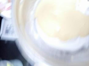 将混合好的蛋黄糊全部倒入剩下的蛋白霜中，同样用翻拌的手法将蛋黄糊混合均匀