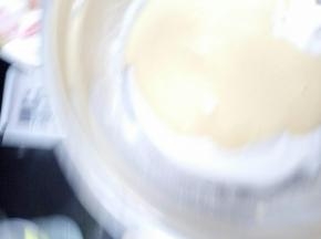 将混合好的蛋黄糊全部倒入剩下的蛋白霜中，同样用翻拌的手法将蛋黄糊混合均匀