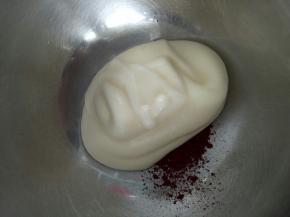 取10克左右蛋黄糊和红曲粉混合均匀，也是翻拌！