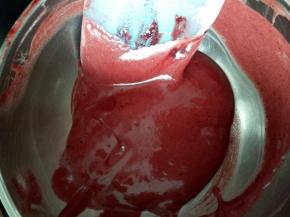 混合均匀的红曲粉面糊装入裱花袋，裱花袋剪一个小口，不要太大。
烤箱上下管170度预热（温度只是参考，每个人的烤箱温度都不一样，具体温度需要根据自己烤箱脾气来）