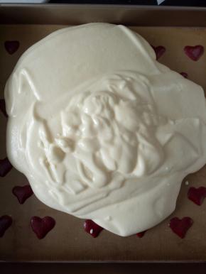 将蛋黄糊全部倒入烤盘中