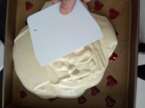 借用刮板将面糊刮平，轻拍底部震去大气泡