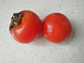 取2个柿子，清洗干净