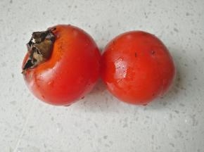 取2个柿子，清洗干净