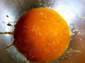 用勺子挖出果肉，去籽，称取180克备用