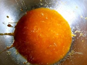 用勺子挖出果肉，去籽，称取180克备用