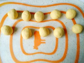 分成10个小剂子，搓圆