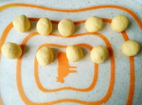 分成10个小剂子，搓圆