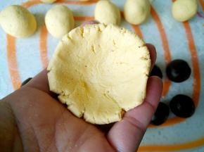 将面皮整成碗状