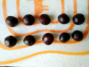 将豆沙分成10个小剂子，搓圆