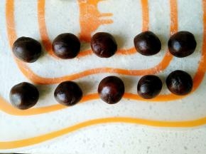 将豆沙分成10个小剂子，搓圆