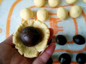 放入一个豆沙馅