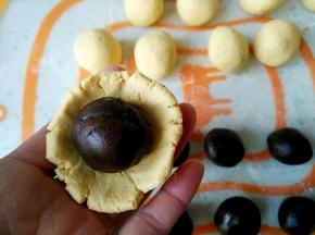 放入一个豆沙馅