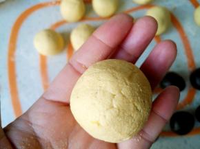 边推边包起，搓圆