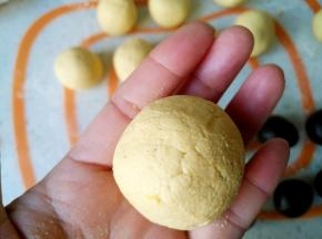 边推边包起，搓圆