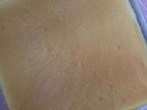 烤好后出炉震一下热气，放晾网上晾至表面没有大热气后脱模