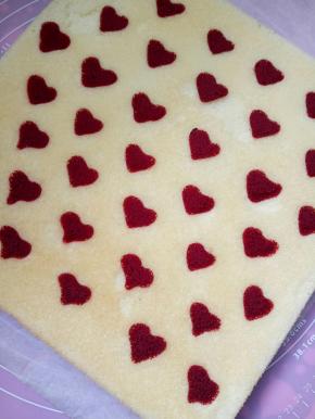 借助油纸将蛋糕底面向上翻过来，轻轻地撕掉油布后放凉，喜欢夹心的可以抹上夹心后借助油纸卷起来