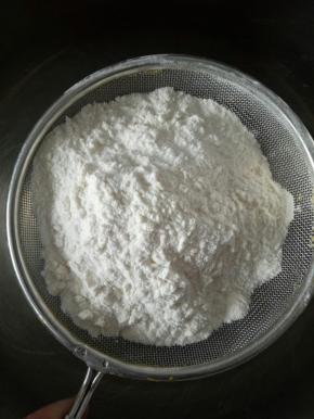 筛入低筋粉，呈“Z”字搅拌至无干粉，不可以划圈搅拌，会起筋