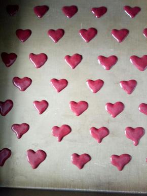 挤好的心形波点放入烤箱中层烤2分钟后取出（忘记拍照啦）