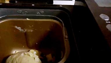 揉至20分钟后，放入黄油，继续揉面