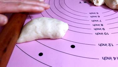 揉搓排气，用擀面杖擀成三角形