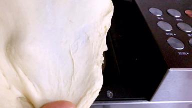 揉至面团出膜即可