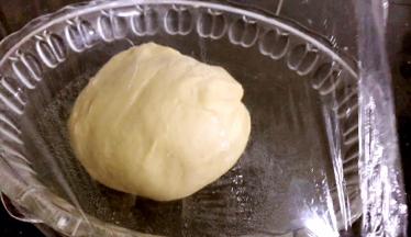 拿出面团，放入大碗中，盖上保鲜膜