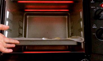 将面包坯放入预热好的烤箱下层，180度烤15分钟