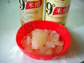 准备好冰糖和米醋。