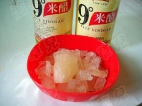 准备好冰糖和米醋。