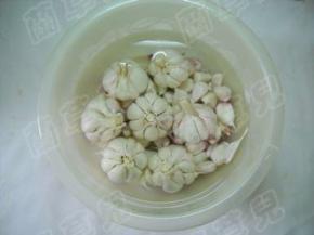 新蒜除去外皮；用盐水浸泡半小时；再用清水冲过洗干净。