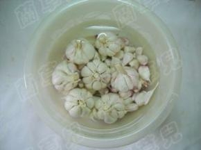 新蒜除去外皮；用盐水浸泡半小时；再用清水冲过洗干净。