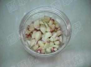 晾干的新蒜倒入容器中。