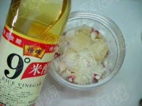 倒入米醋。