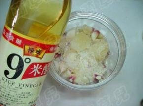 倒入米醋。