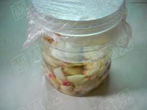 用保鲜膜覆盖住容器口；加盖，密闭保存于阴凉干燥处。一月后即可食用。