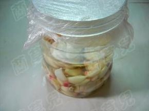 用保鲜膜覆盖住容器口；加盖，密闭保存于阴凉干燥处。一月后即可食用。