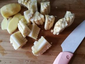 新鲜玉米用奈瓷刀切块，生姜切片。