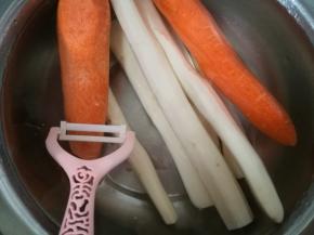 胡萝卜和山药用奈瓷削皮刀去掉外皮。这里介绍下奈瓷刀，奈瓷刀硬度仅次于钻石，刀身厚度只有陶瓷刀的一半，用的纳米级材料经过四天打磨才有现在镜面奈瓷刀，奈瓷刀切新鲜果蔬能延缓抗氧化，防止串味，分量特别轻特别适合女性使用。