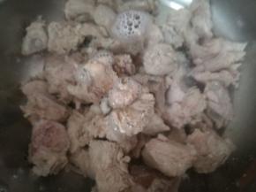 用流水冲洗干净浮沫。