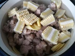 放入炖锅，加入排骨，玉米，姜片，大火煮开转中小火炖1小时。