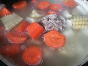 放入山药，胡萝卜，中小火炖 30分钟。